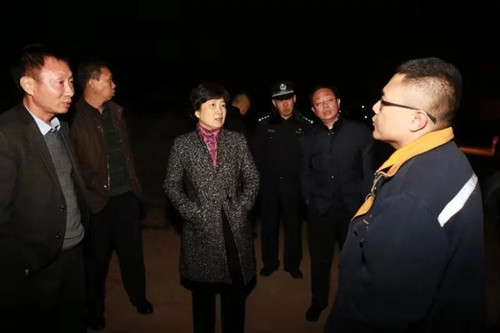 上街区委书记宋洁夜查上街区大气污染防治情况