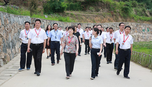 我区县处级干部“不忘初心、牢记使命”主题党日活动在大别山干部学院举行4_副本.jpg