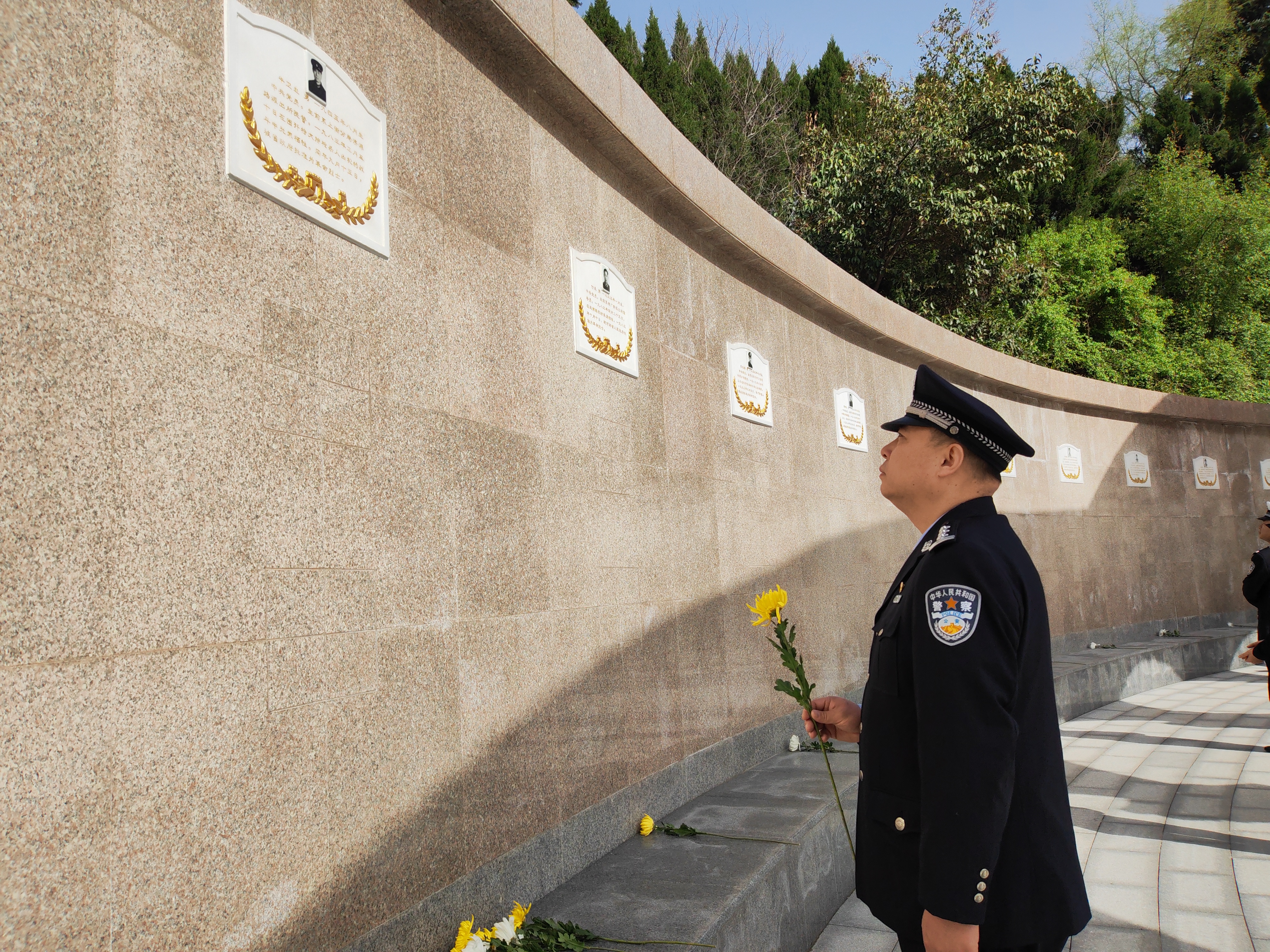 致敬公安英烈 激发奋进力量